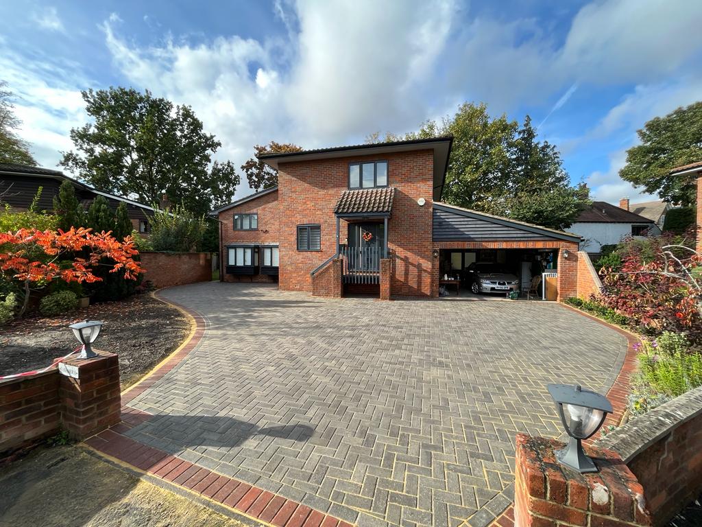 Wide sweeping block paved driveway to a large detached house in Berkshire